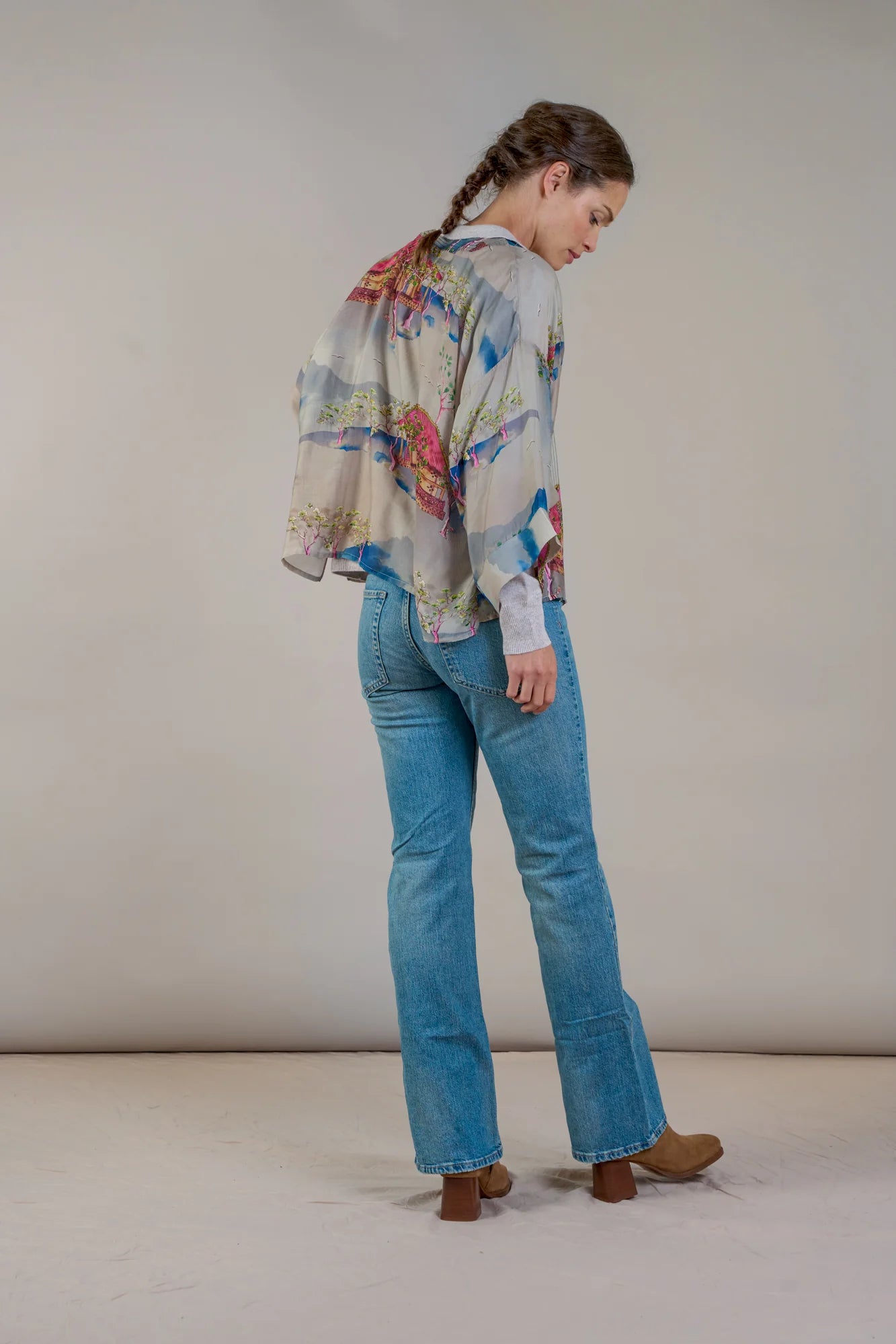 Oriental-Landscape-Kimono_1.webp