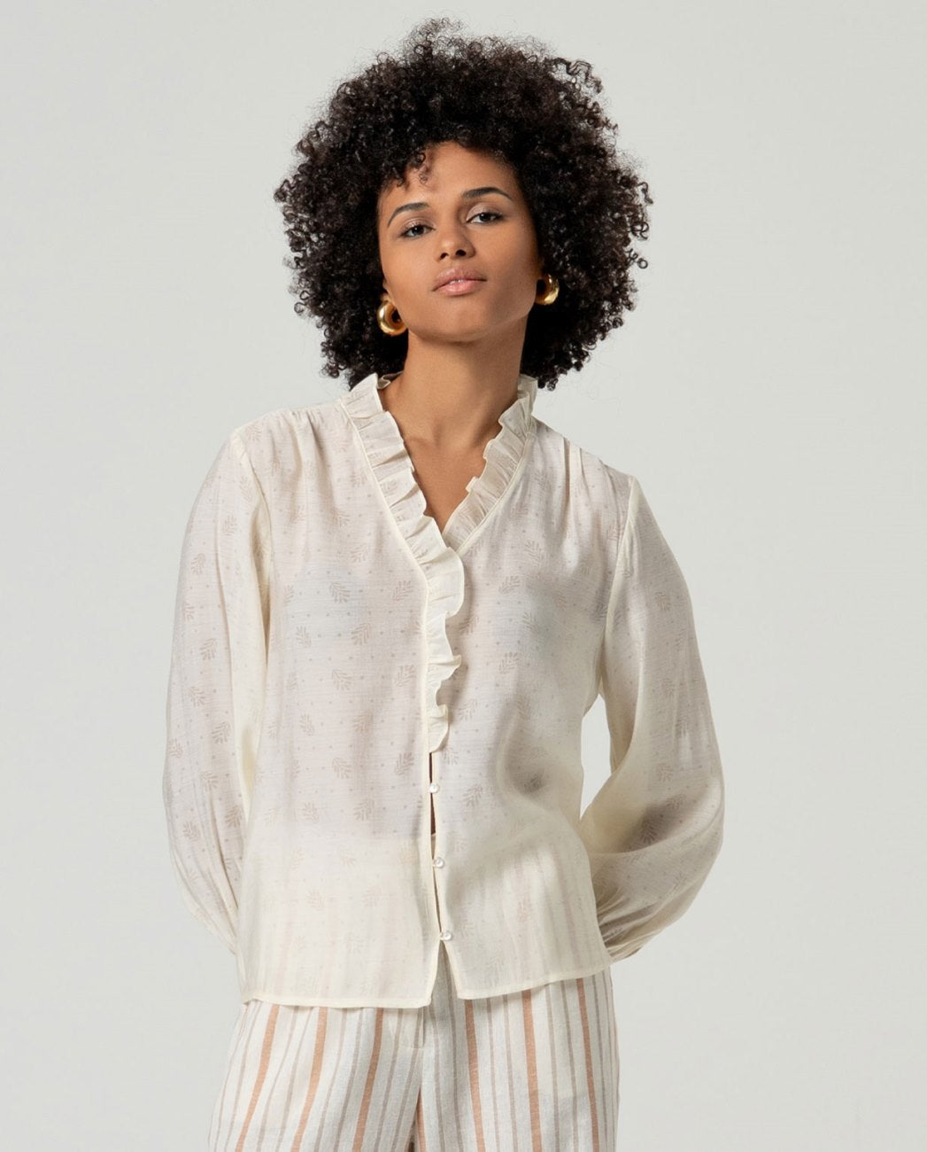 SURKANA - camicia con scollo a v e volant - CRUDO