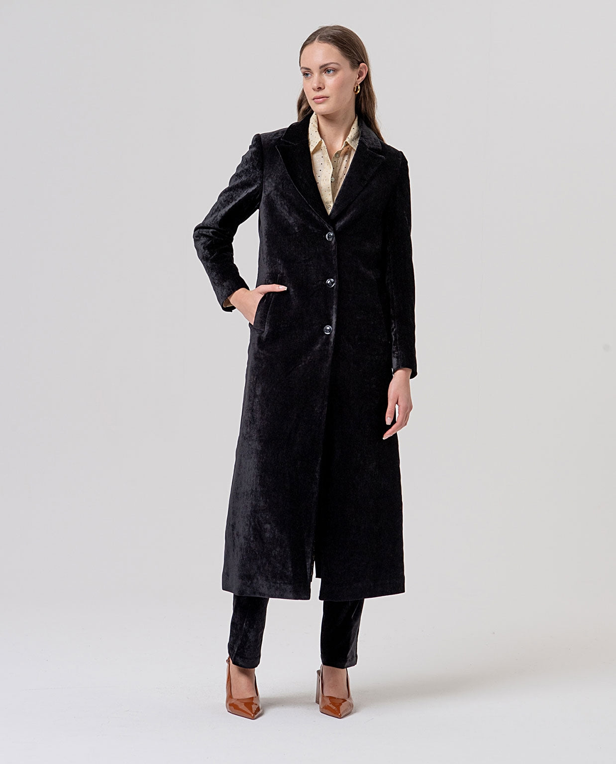 Surkana cappotto lungo in velluto con revers nero