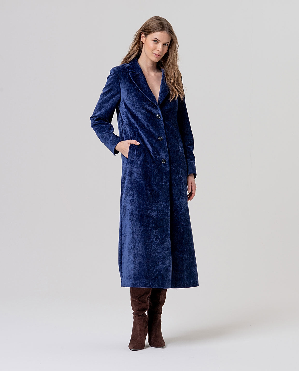 Surkana cappotto lungo in velluto con revers blu cobalto