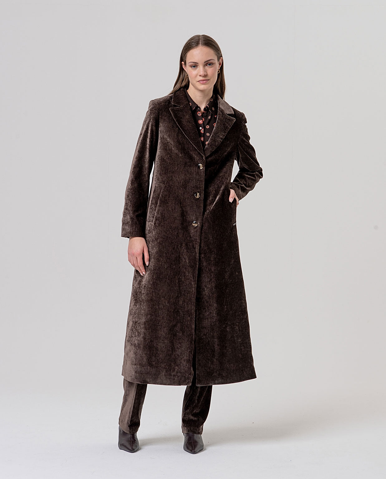 Surkana cappotto lungo in velluto con revers cioccolato