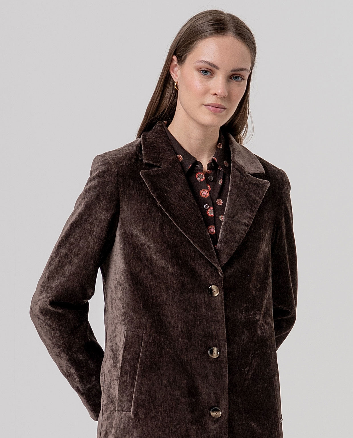 Surkana cappotto lungo in velluto con revers cioccolato