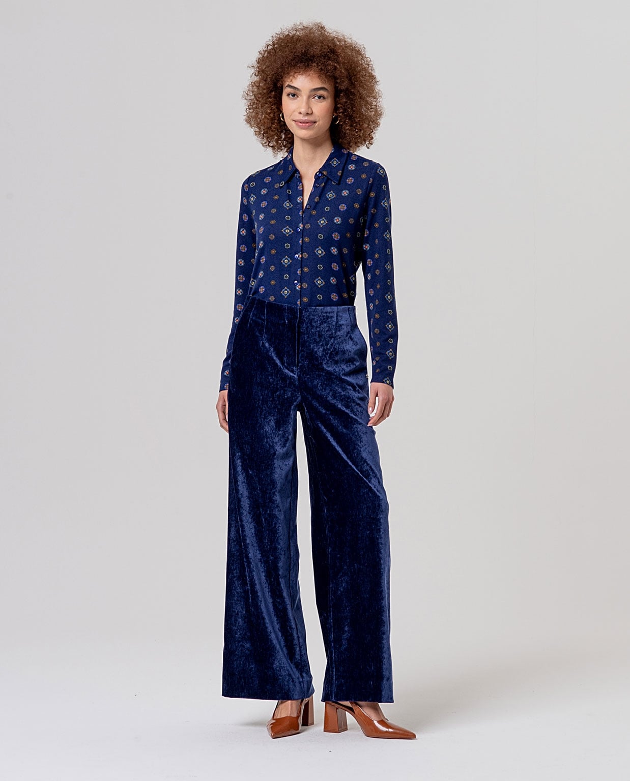 Surkana pantalone ampio in velluto blu cobalto