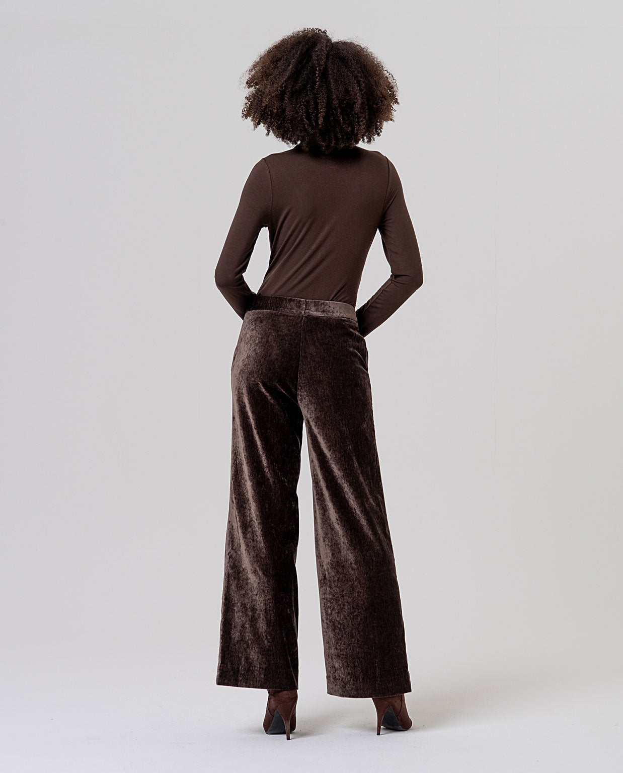 Surkana pantalone ampio in velluto cioccolato