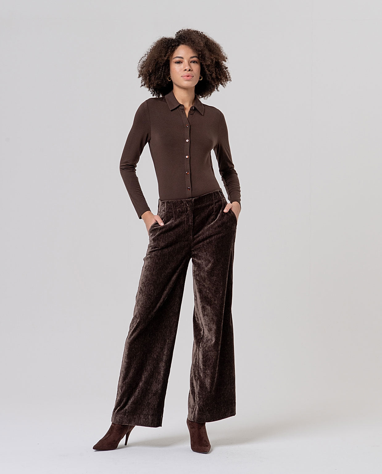 Surkana pantalone ampio in velluto cioccolato