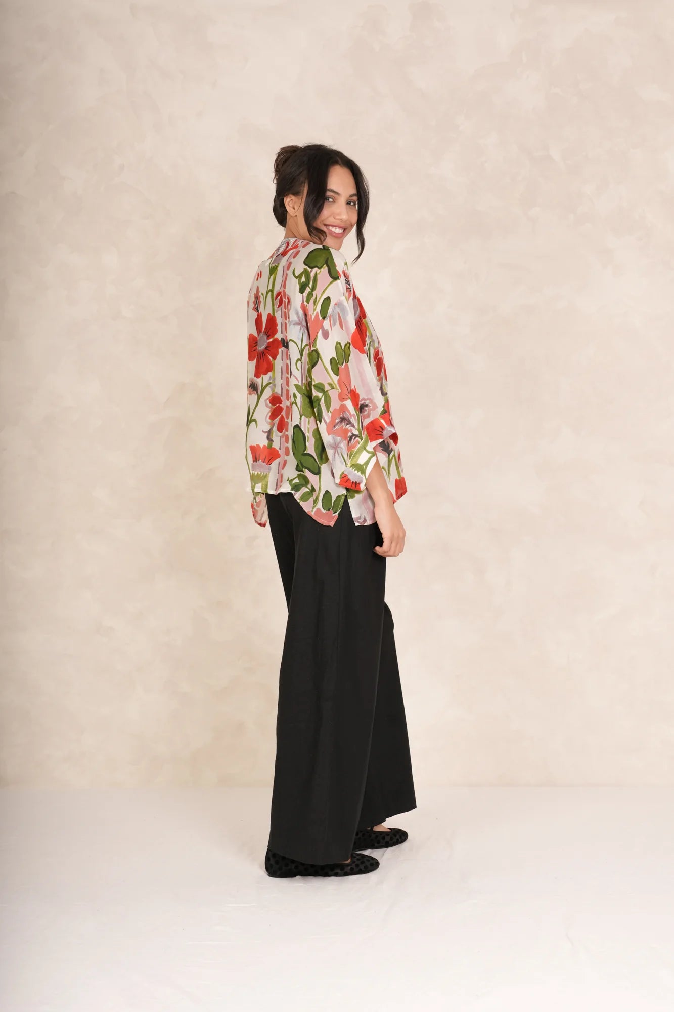 Painted-Poppies-Short-Kimono_4.webp