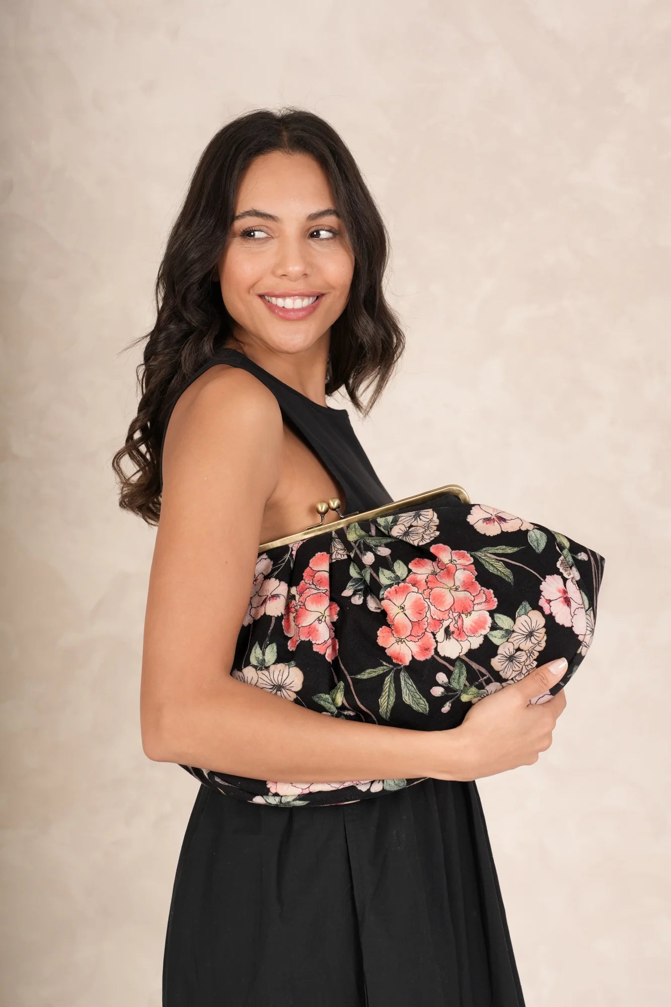 Trailing-Blossom-Black-Clasp-Bag_4.webp