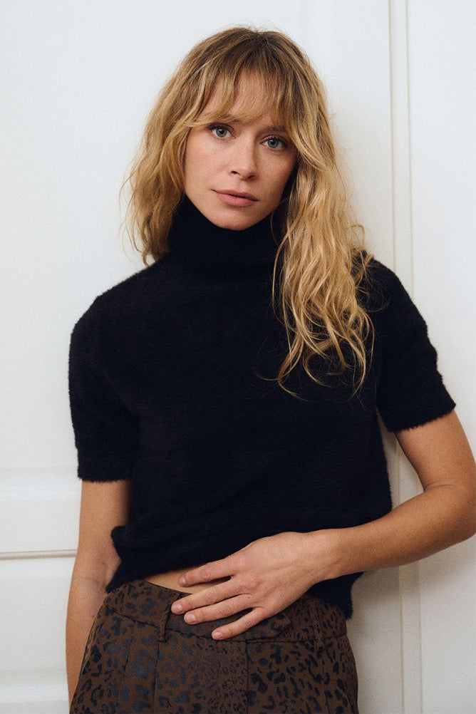 MOLLY BRACKEN - fluffy, short sleeves sweater - BLACK
