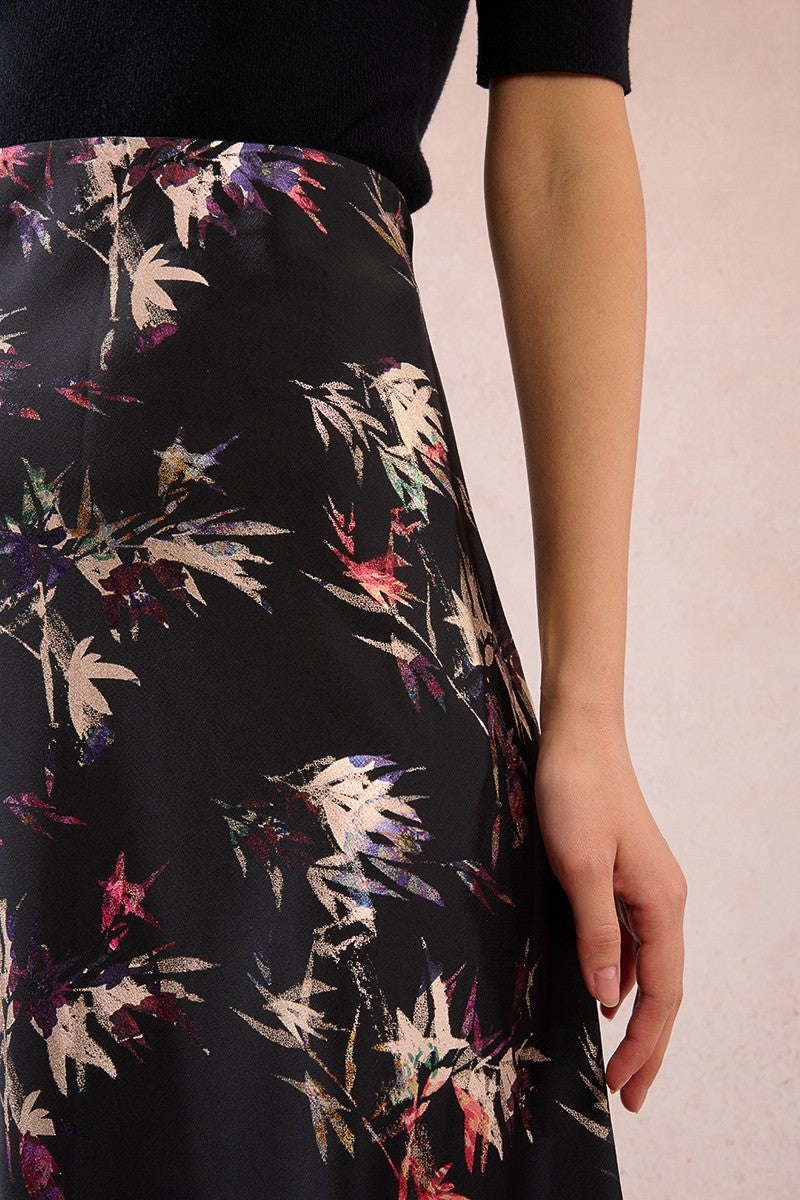 long-skirt-with-floral-pattern-2.jpg